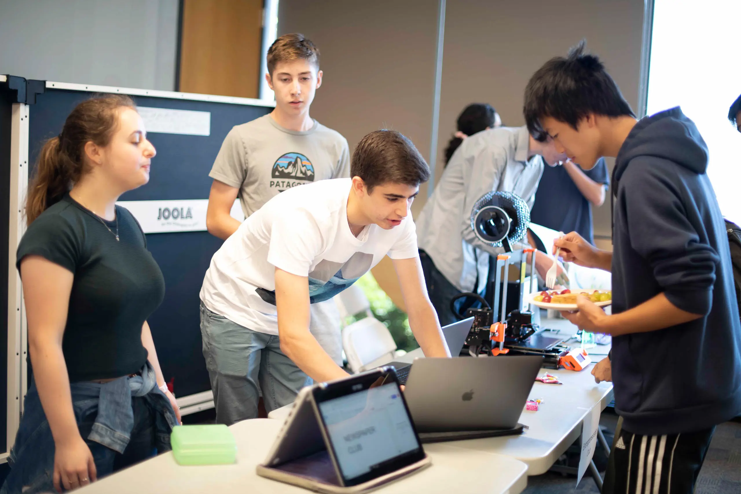 Club Fair Students on Computer